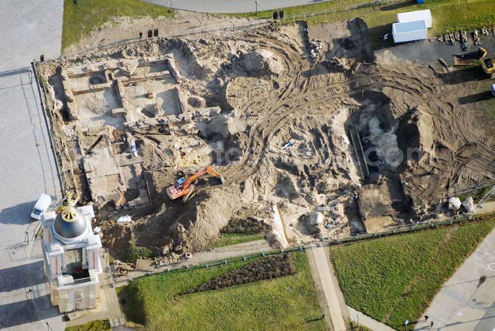 Potsdam from above - Blick auf Ausgrabungsarbeiten am ehemaligen Stadtschloss in Potsdam. Getätigt durch die Firma Archäologie Manufaktur GmbH, Geschäftsführer: Andreas Kurzhals, Friedrich-Rumpf-Strasse 15, 14641 Wustermark, Tel.: 0332-3460042, Fax.: 0332-3420658, Sylvia.Schwanke@archaeologie-manufaktur-gmbh.de