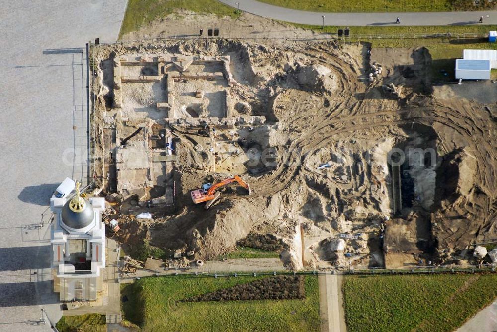 Potsdam from the bird's eye view: Blick auf Ausgrabungsarbeiten am ehemaligen Stadtschloss in Potsdam. Getätigt durch die Firma Archäologie Manufaktur GmbH, Geschäftsführer: Andreas Kurzhals, Friedrich-Rumpf-Strasse 15, 14641 Wustermark, Tel.: 0332-3460042, Fax.: 0332-3420658, Sylvia.Schwanke@archaeologie-manufaktur-gmbh.de