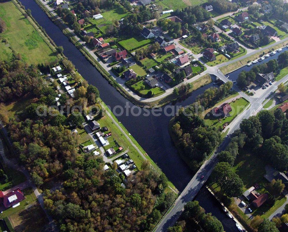 Ardorf from the bird's eye view: 18.10.2005 Ardorf; Der Ems-Jade-Kanal verbindet die Ems bei Emden mit der Jade bei Wilhelmshaven. Er ist 72,3 km lang, hat sechs Schleusen, und ist für Schiffe bis zu 33m Länge, 6,20m Breite und 1,70m Tiefgang befahrbar. Der Kanal wird vorwiegend von Sportschiffen genutzt. Wichtigste Stadt entlang des Kanals ist Aurich.