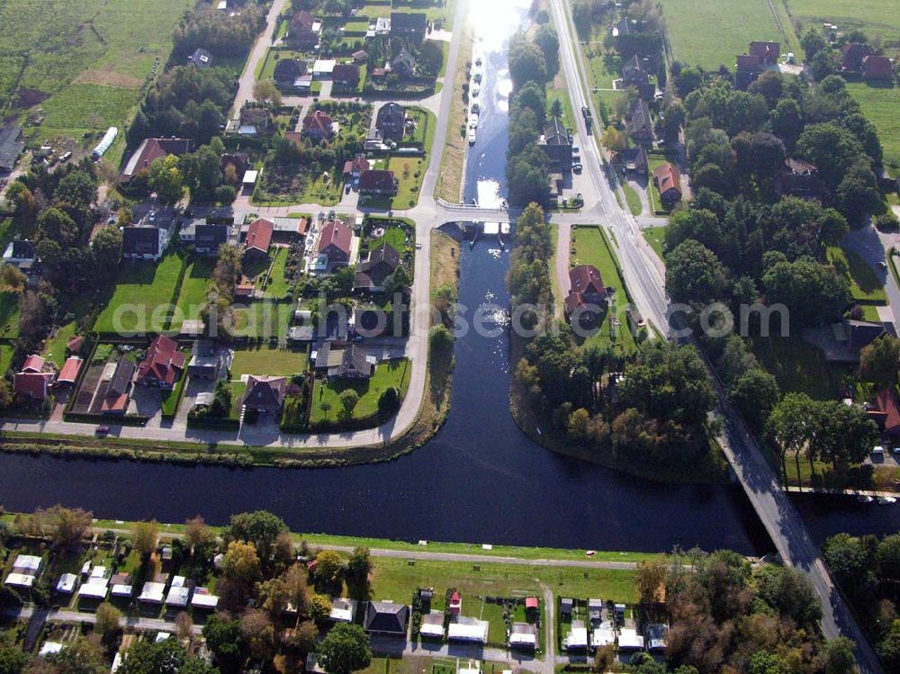 Aerial image Ardorf - 18.10.2005 Ardorf; Der Ems-Jade-Kanal verbindet die Ems bei Emden mit der Jade bei Wilhelmshaven. Er ist 72,3 km lang, hat sechs Schleusen, und ist für Schiffe bis zu 33m Länge, 6,20m Breite und 1,70m Tiefgang befahrbar. Der Kanal wird vorwiegend von Sportschiffen genutzt. Wichtigste Stadt entlang des Kanals ist Aurich.