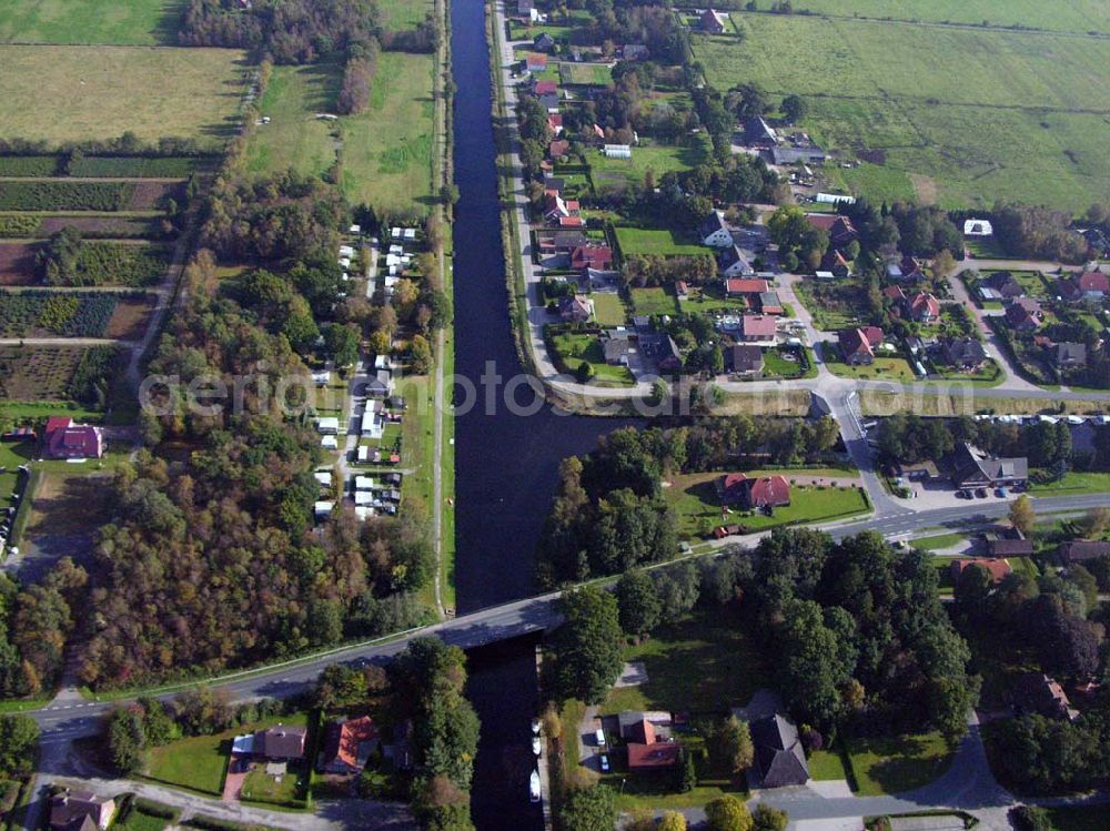 Ardorf from above - 18.10.2005 Ardorf; Der Ems-Jade-Kanal verbindet die Ems bei Emden mit der Jade bei Wilhelmshaven. Er ist 72,3 km lang, hat sechs Schleusen, und ist für Schiffe bis zu 33m Länge, 6,20m Breite und 1,70m Tiefgang befahrbar. Der Kanal wird vorwiegend von Sportschiffen genutzt. Wichtigste Stadt entlang des Kanals ist Aurich.