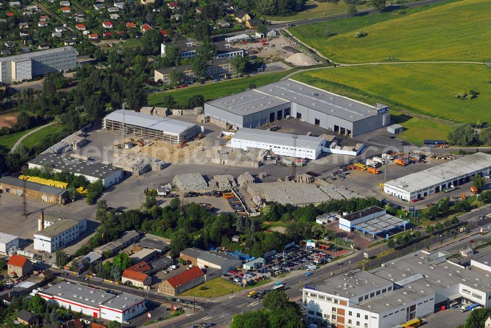 Berlin from the bird's eye view: Blick auf das Areal des ALBA-Betriebshofes an der B1 in Berlin-Mahlsdorf. Die ALBA AG betreibt Recyclinganlagen für die Wiederaufbereitung von Kunststoffen, Leichtverpackungen, Kühlgeräten sowie von Pappe/Papier und Glas. 2005 errichtete die ALBA AG am Westrand ihres Geländes in Berlin-Mahlsdorf angrenzend an den Berliner Balkon die modernste Recyclinganlage Europas