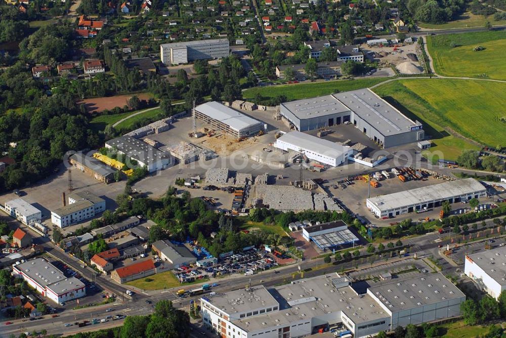 Aerial photograph Berlin - Blick auf das Areal des ALBA-Betriebshofes an der B1 in Berlin-Mahlsdorf. Die ALBA AG betreibt Recyclinganlagen für die Wiederaufbereitung von Kunststoffen, Leichtverpackungen, Kühlgeräten sowie von Pappe/Papier und Glas. 2005 errichtete die ALBA AG am Westrand ihres Geländes in Berlin-Mahlsdorf angrenzend an den Berliner Balkon die modernste Recyclinganlage Europas