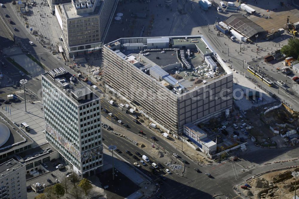 Berlin from above - Areal an der Alexan derstraße/Karl-Marx-Allee. In der Bildmitte befindet sich der Baublock D4 - ein Realisierungsprojekt der Hines Immobilien GmbH, welches nach der Fertigstellung die Mitte - Shopping am Alexanderplatz heißen wird. Besonders die Nutzungsmischung aus Einzelhandel und Büro soll zur Gestaltung und Belebung des Alexanderplatzes beitragen. Auf der linken Seite kann man einen Teil des Berliner Congress Centers sowie das Haus des Lehrers sehen. Im oberen Teil befindet sich das Alexan derhaus mit einem Stück des Alexanderplatzes. Kontakt: Hines Immobilien GmbH für Alexanderplatz D4, Erste Verwaltungsgesellschaft mbH, Kord Schmülling, Friedrichstraße 155-156, 10117 Berlin, Tel. +49(0)30 726241 100, Fax +49(0)30 726241 109, Email: alexan derplatz@hines.com