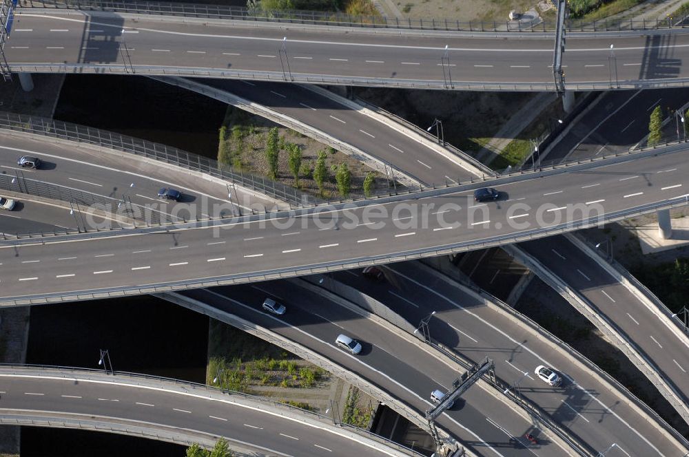 Berlin from the bird's eye view: Blick auf das Areal des Autobahndreieck der A113 im Bereich Grenzallee / Spätstrasse am Sieversufer in Berlin - Neukölln.