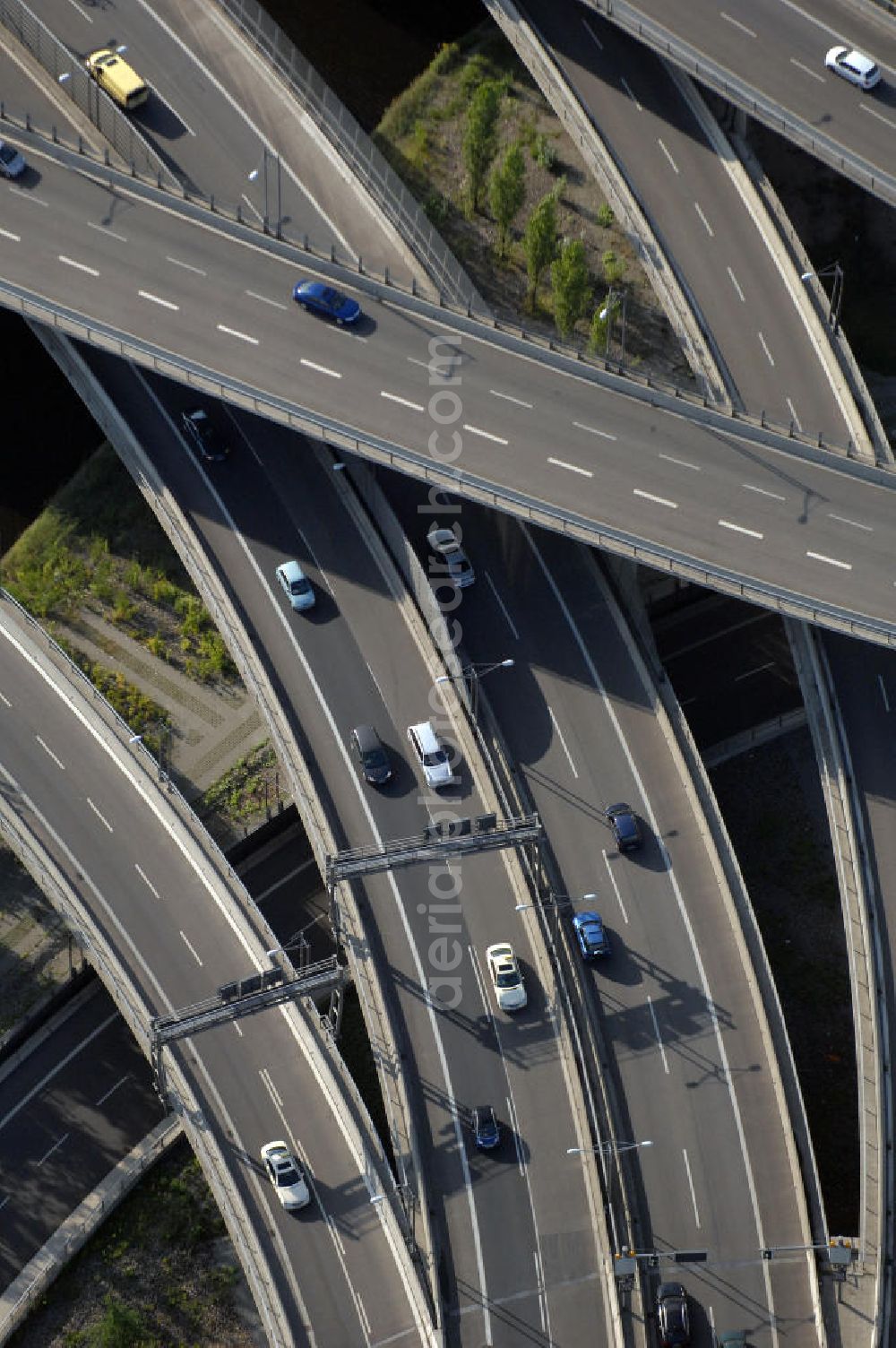 Aerial image Berlin - Blick auf das Areal des Autobahndreieck der A113 im Bereich Grenzallee / Spätstrasse am Sieversufer in Berlin - Neukölln.