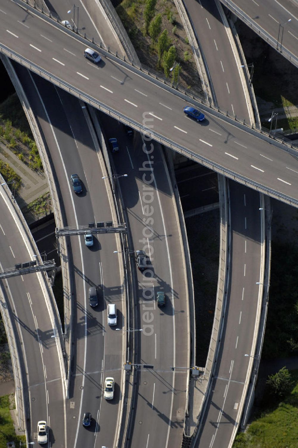 Aerial photograph Berlin - Blick auf das Areal des Autobahndreieck der A113 im Bereich Grenzallee / Spätstrasse am Sieversufer in Berlin - Neukölln.