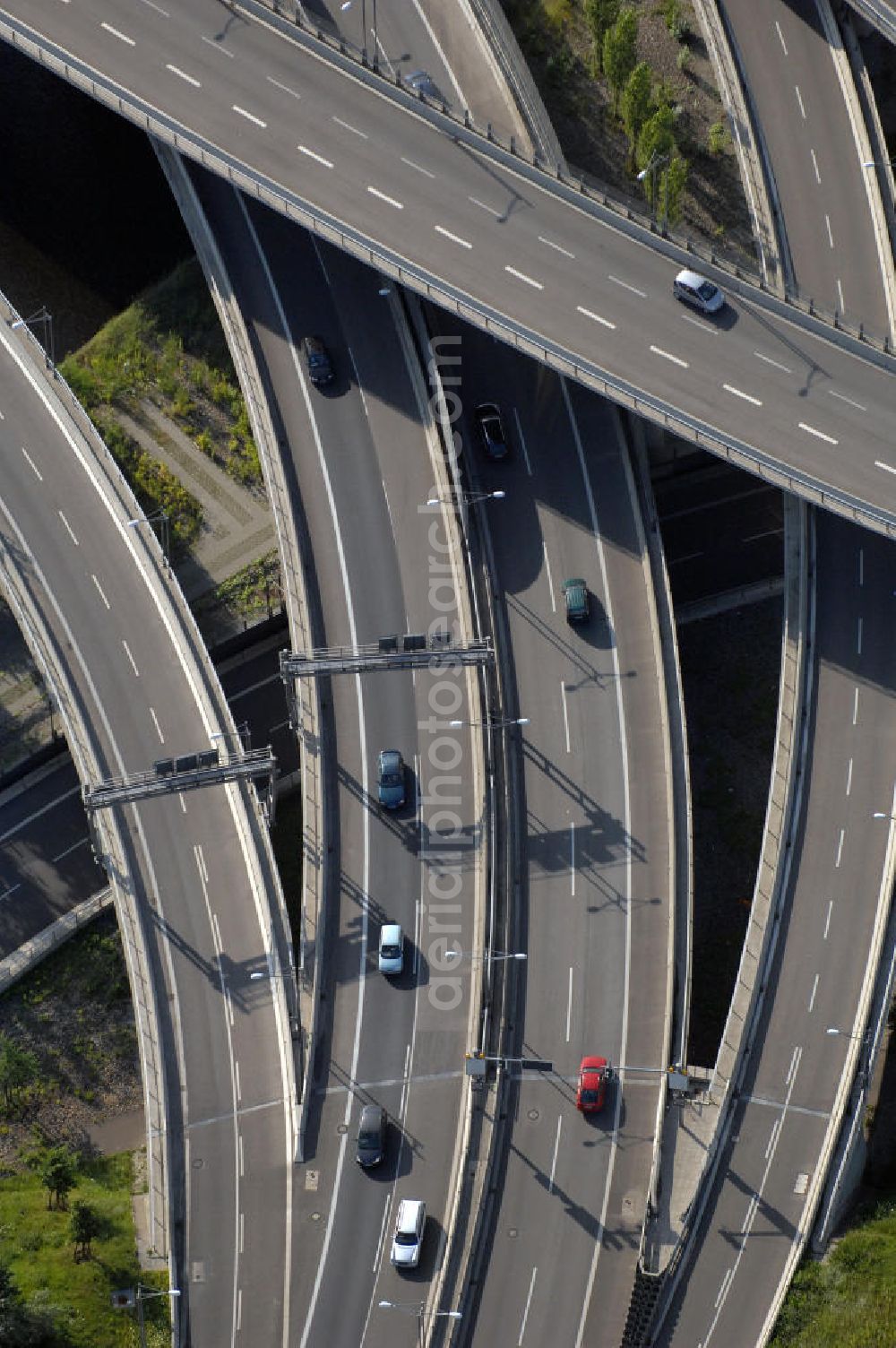 Berlin from above - Blick auf das Areal des Autobahndreieck der A113 im Bereich Grenzallee / Spätstrasse am Sieversufer in Berlin - Neukölln.