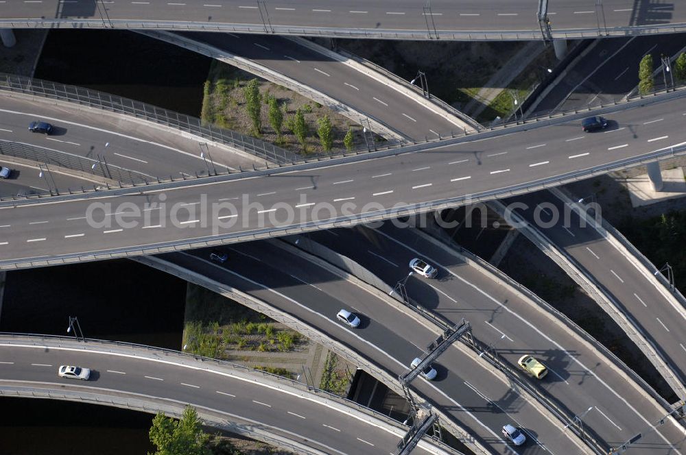 Berlin from the bird's eye view: Blick auf das Areal des Autobahndreieck der A113 im Bereich Grenzallee / Spätstrasse am Sieversufer in Berlin - Neukölln.