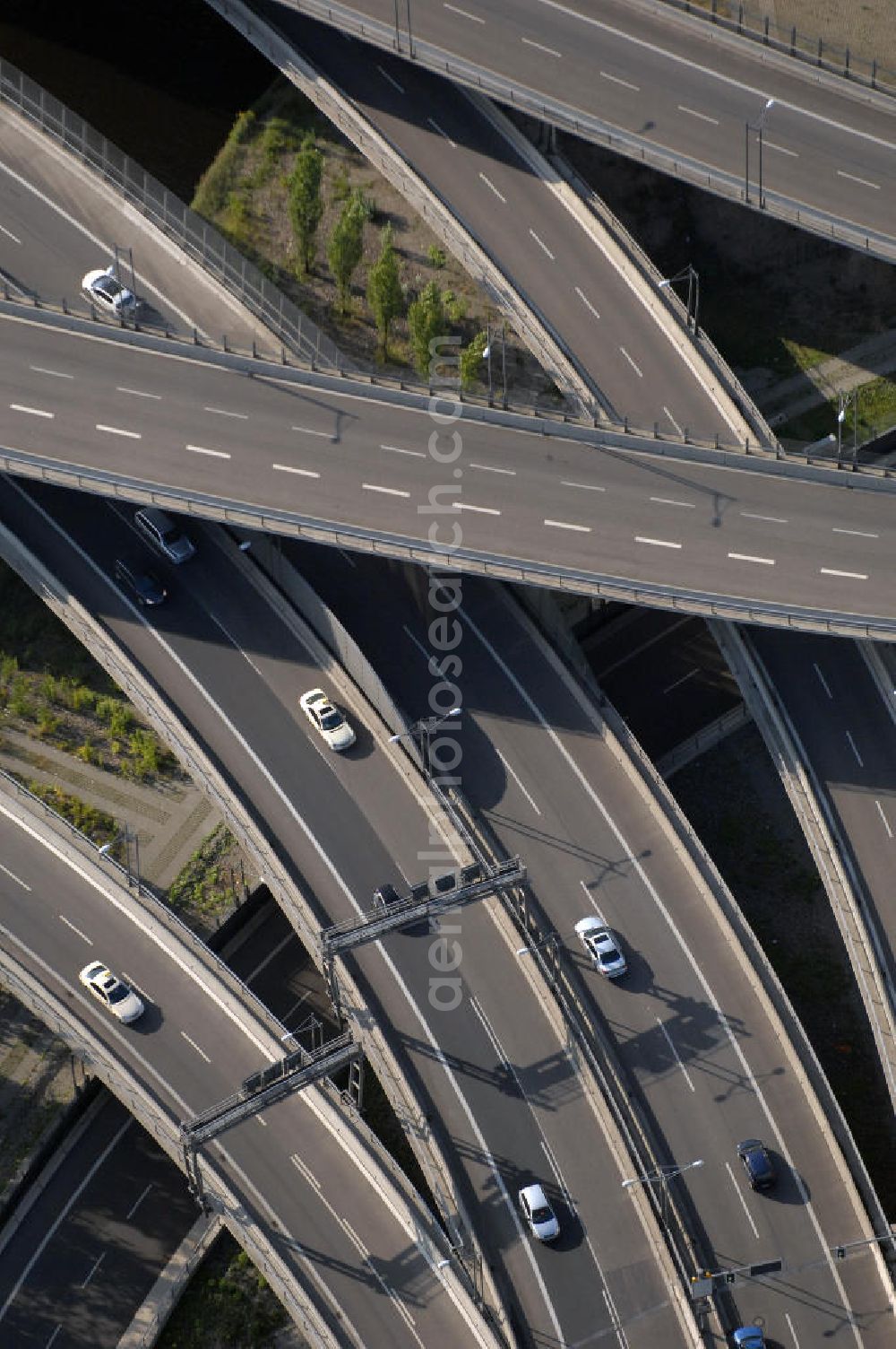 Aerial image Berlin - Blick auf das Areal des Autobahndreieck der A113 im Bereich Grenzallee / Spätstrasse am Sieversufer in Berlin - Neukölln.