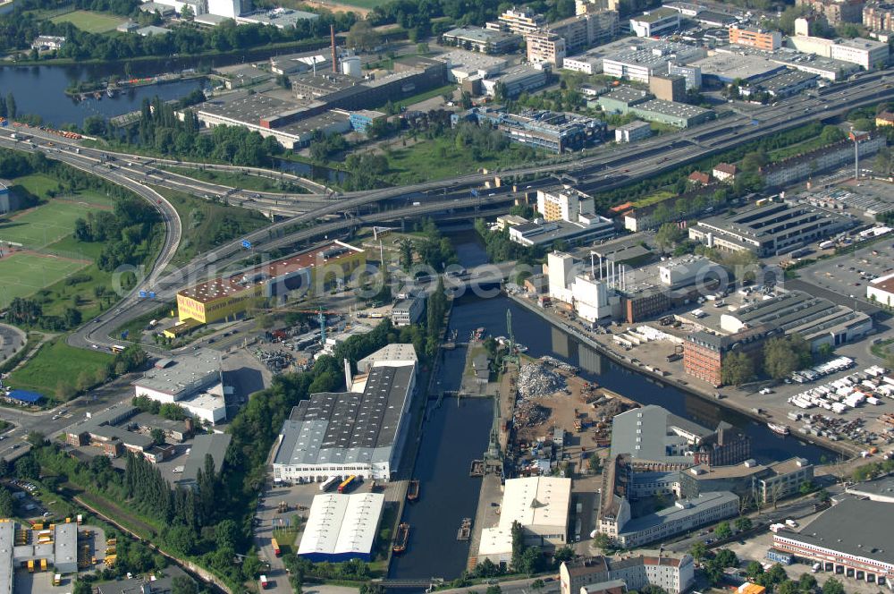 Berlin from the bird's eye view: Blick auf das Areal des Autobahndreieck der A100 / A113 im Bereich Grenzallee / Spätstrasse am Sieversufer in Berlin - Neukölln. View of the area of the junction of the A100 / A113 on border Allee / Spätstreet on Sievers bank in Berlin district Neukölln.