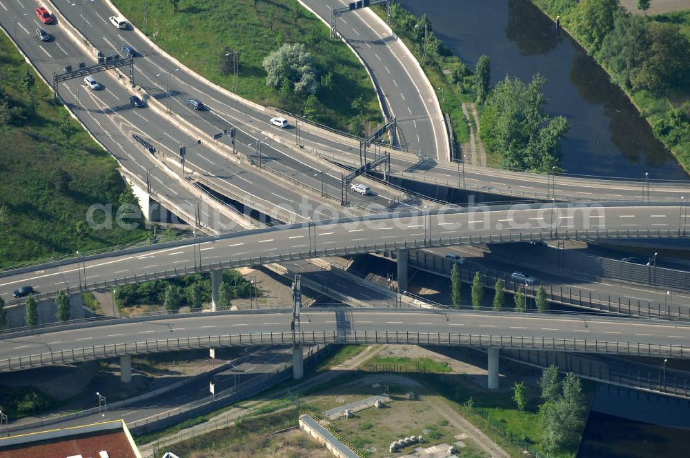 Aerial photograph Berlin - Blick auf das Areal des Autobahndreieck der A100 / A113 im Bereich Grenzallee / Spätstrasse am Sieversufer in Berlin - Neukölln. View of the area of the junction of the A100 / A113 on border Allee / Spätstreet on Sievers bank in Berlin district Neukölln.