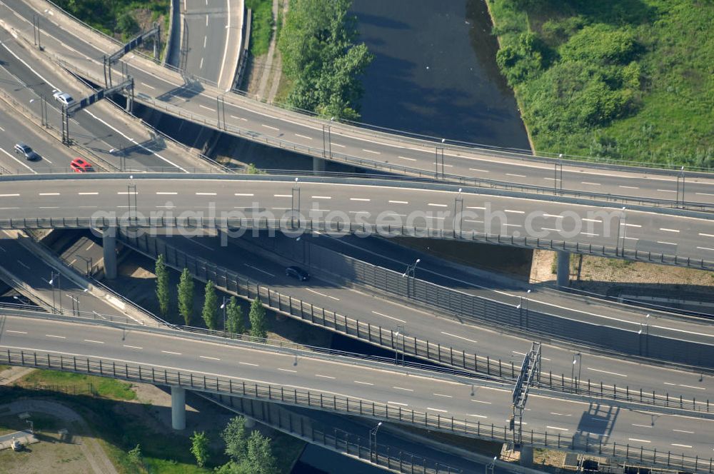 Berlin from above - Blick auf das Areal des Autobahndreieck der A100 / A113 im Bereich Grenzallee / Spätstrasse am Sieversufer in Berlin - Neukölln. View of the area of the junction of the A100 / A113 on border Allee / Spätstreet on Sievers bank in Berlin district Neukölln.