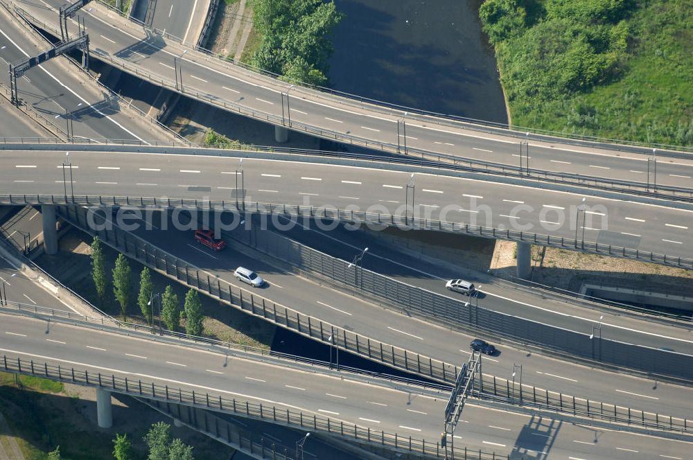 Berlin from the bird's eye view: Blick auf das Areal des Autobahndreieck der A100 / A113 im Bereich Grenzallee / Spätstrasse am Sieversufer in Berlin - Neukölln. View of the area of the junction of the A100 / A113 on border Allee / Spätstreet on Sievers bank in Berlin district Neukölln.