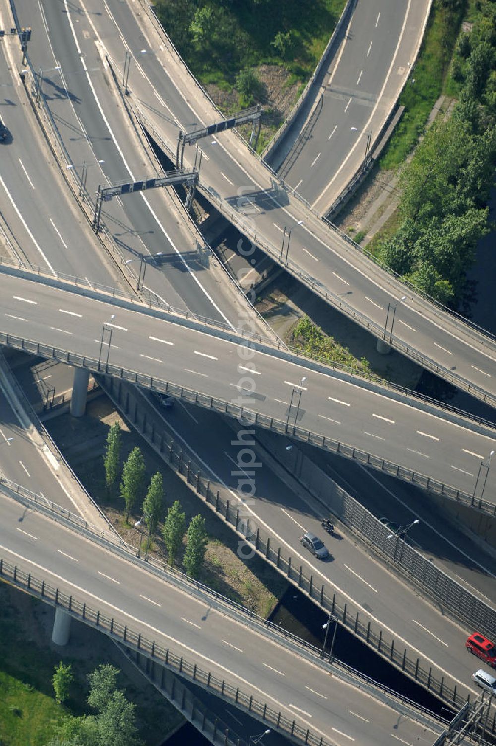 Aerial image Berlin - Blick auf das Areal des Autobahndreieck der A100 / A113 im Bereich Grenzallee / Spätstrasse am Sieversufer in Berlin - Neukölln. View of the area of the junction of the A100 / A113 on border Allee / Spätstreet on Sievers bank in Berlin district Neukölln.