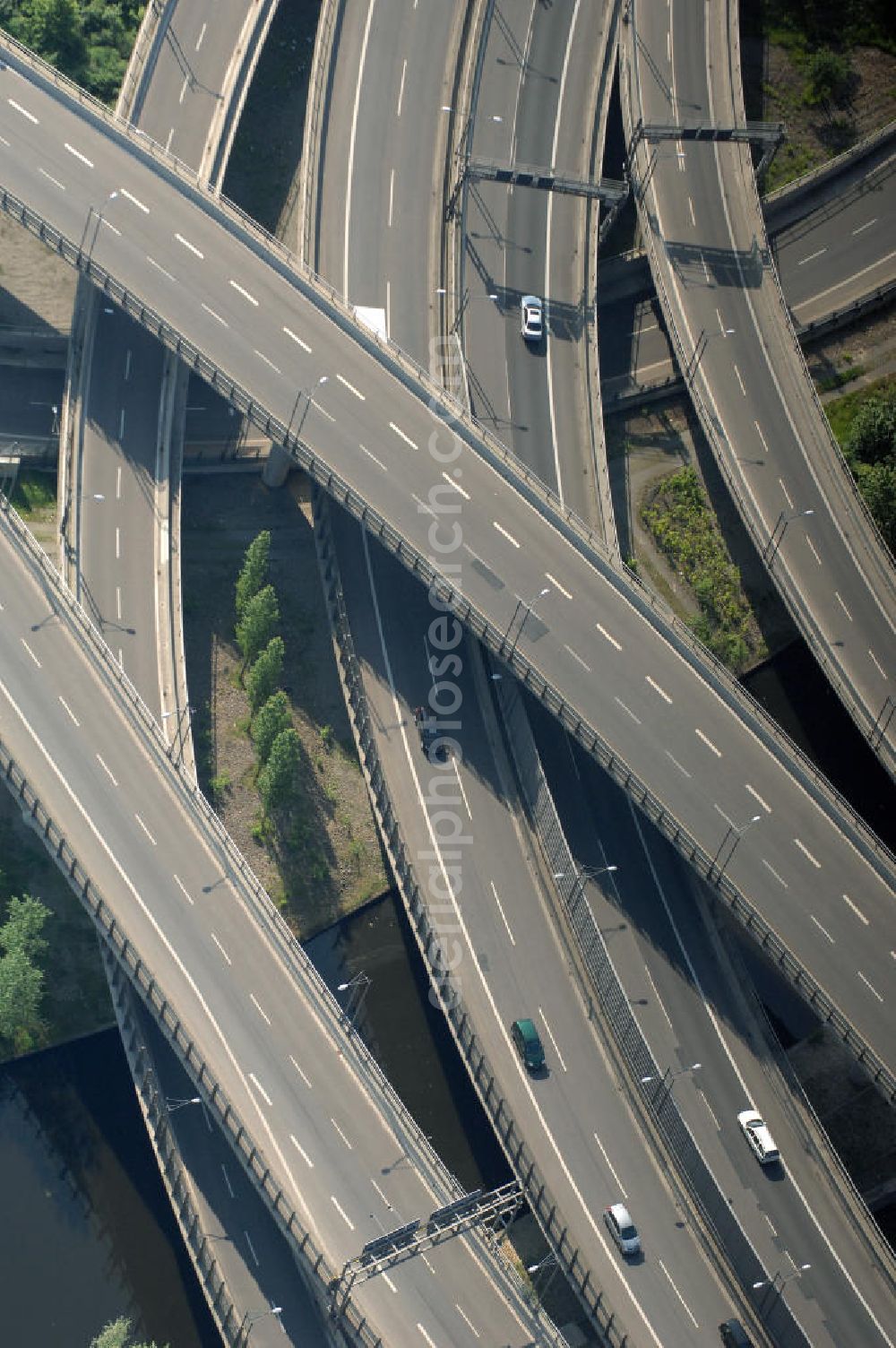 Aerial photograph Berlin - Blick auf das Areal des Autobahndreieck der A100 / A113 im Bereich Grenzallee / Spätstrasse am Sieversufer in Berlin - Neukölln. View of the area of the junction of the A100 / A113 on border Allee / Spätstreet on Sievers bank in Berlin district Neukölln.