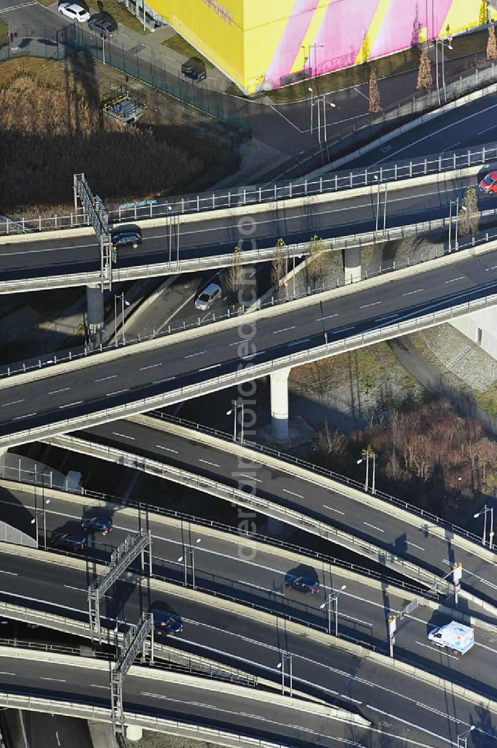 Berlin from above - Areal des Autobahndreieck der Stadtautobahn A100 / A113 im Bereich Grenzallee / Spätstrasse am Sieversufer in Berlin - Neukölln.Area of the junction of the A100 / A113 on border Allee / Spätstreet on Sievers bank in Berlin district Neukölln.