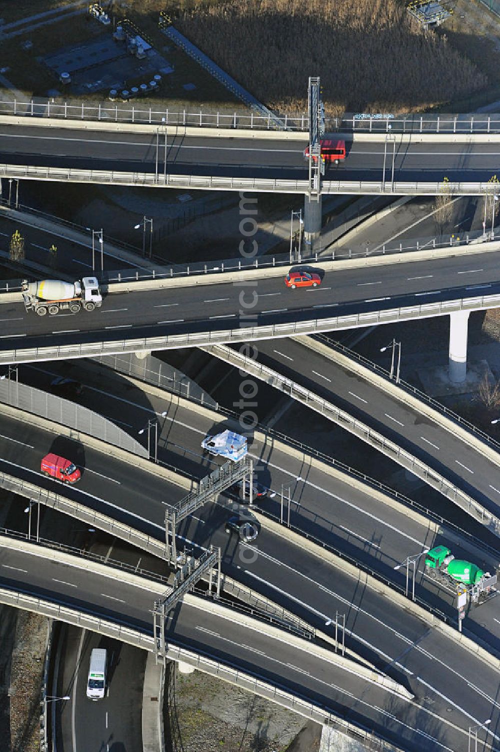 Berlin from the bird's eye view: Areal des Autobahndreieck der Stadtautobahn A100 / A113 im Bereich Grenzallee / Spätstrasse am Sieversufer in Berlin - Neukölln.Area of the junction of the A100 / A113 on border Allee / Spätstreet on Sievers bank in Berlin district Neukölln.