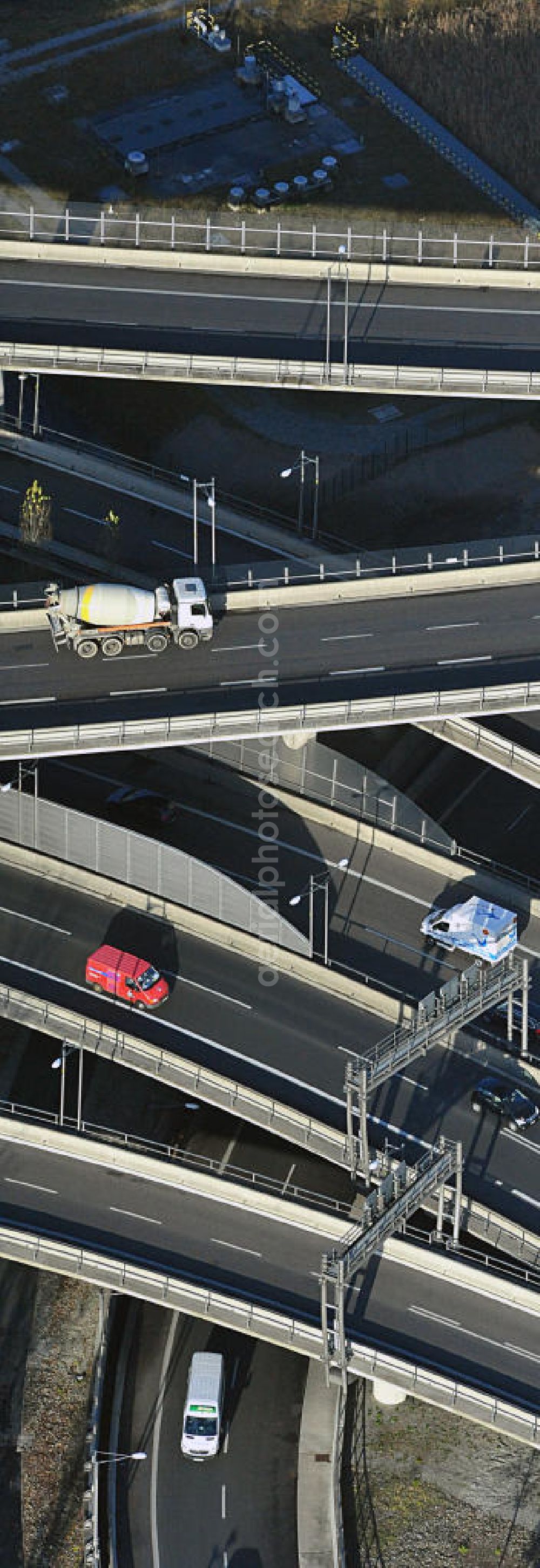 Aerial image Berlin - Areal des Autobahndreieck der Stadtautobahn A100 / A113 im Bereich Grenzallee / Spätstrasse am Sieversufer in Berlin - Neukölln.Area of the junction of the A100 / A113 on border Allee / Spätstreet on Sievers bank in Berlin district Neukölln.