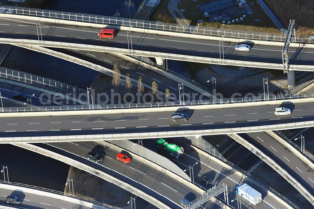 Aerial photograph Berlin - Areal des Autobahndreieck der Stadtautobahn A100 / A113 im Bereich Grenzallee / Spätstrasse am Sieversufer in Berlin - Neukölln.Area of the junction of the A100 / A113 on border Allee / Spätstreet on Sievers bank in Berlin district Neukölln.