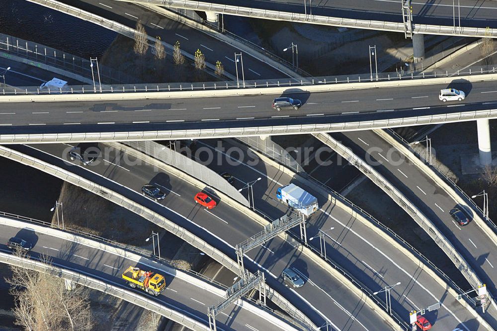 Berlin from above - Areal des Autobahndreieck der Stadtautobahn A100 / A113 im Bereich Grenzallee / Spätstrasse am Sieversufer in Berlin - Neukölln.Area of the junction of the A100 / A113 on border Allee / Spätstreet on Sievers bank in Berlin district Neukölln.