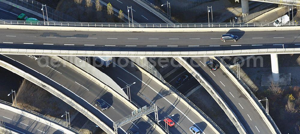 Berlin from the bird's eye view: Areal des Autobahndreieck der Stadtautobahn A100 / A113 im Bereich Grenzallee / Spätstrasse am Sieversufer in Berlin - Neukölln.Area of the junction of the A100 / A113 on border Allee / Spätstreet on Sievers bank in Berlin district Neukölln.