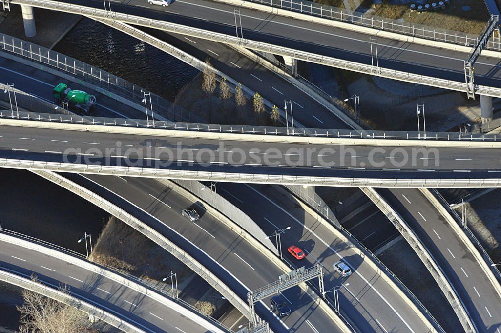 Aerial image Berlin - Areal des Autobahndreieck der Stadtautobahn A100 / A113 im Bereich Grenzallee / Spätstrasse am Sieversufer in Berlin - Neukölln.Area of the junction of the A100 / A113 on border Allee / Spätstreet on Sievers bank in Berlin district Neukölln.