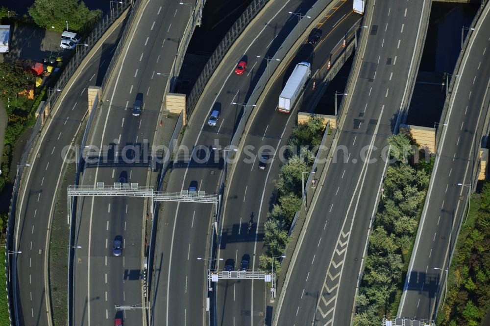 Aerial image Berlin - Areal des Autobahndreieck der Stadtautobahn A100 / A113 im Bereich Grenzallee / Spätstrasse am Sieversufer in Berlin - Neukölln.Area of the junction of the A100 / A113 on border Allee / Spätstreet on Sievers bank in Berlin district Neukölln.