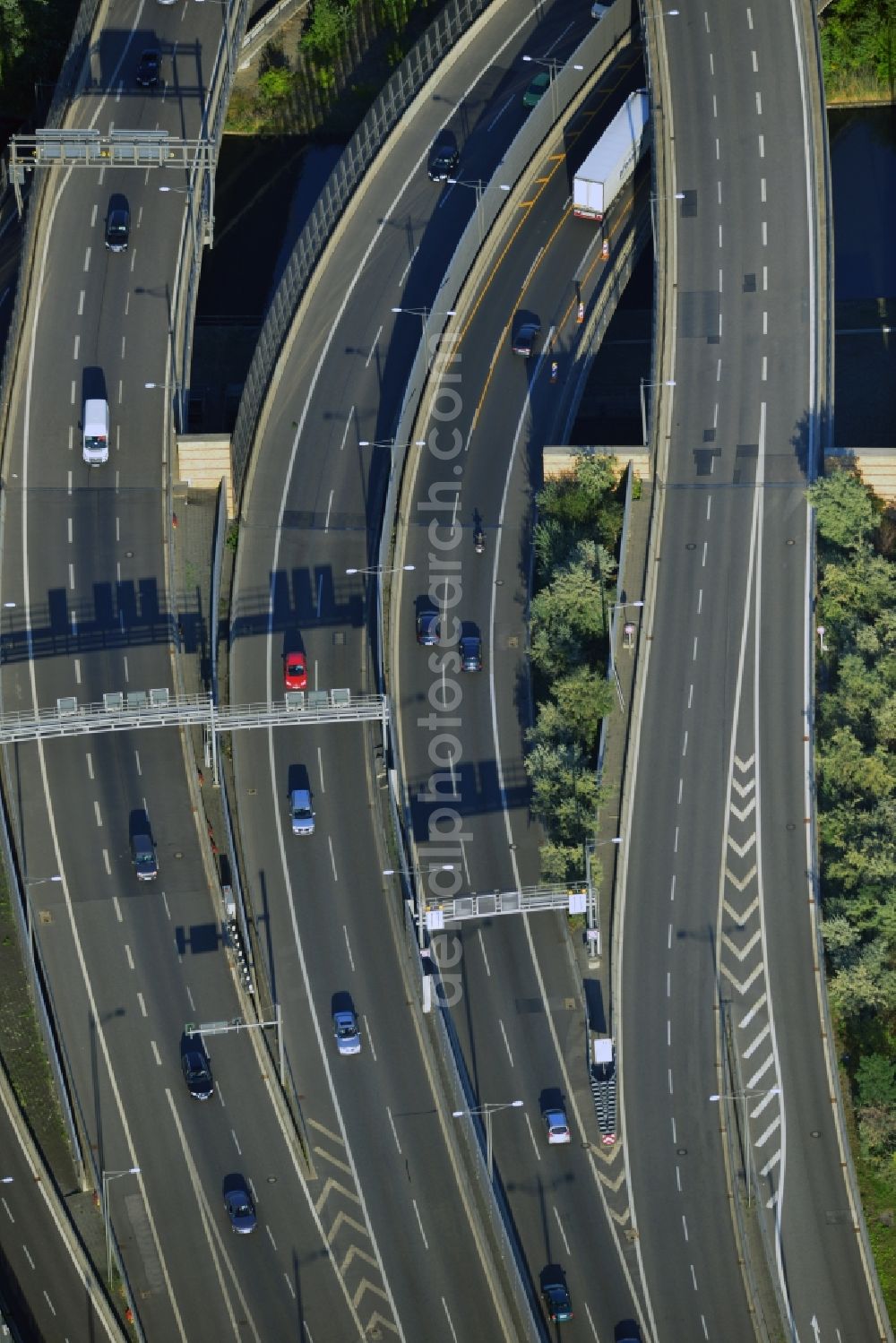 Aerial photograph Berlin - Areal des Autobahndreieck der Stadtautobahn A100 / A113 im Bereich Grenzallee / Spätstrasse am Sieversufer in Berlin - Neukölln.Area of the junction of the A100 / A113 on border Allee / Spätstreet on Sievers bank in Berlin district Neukölln.