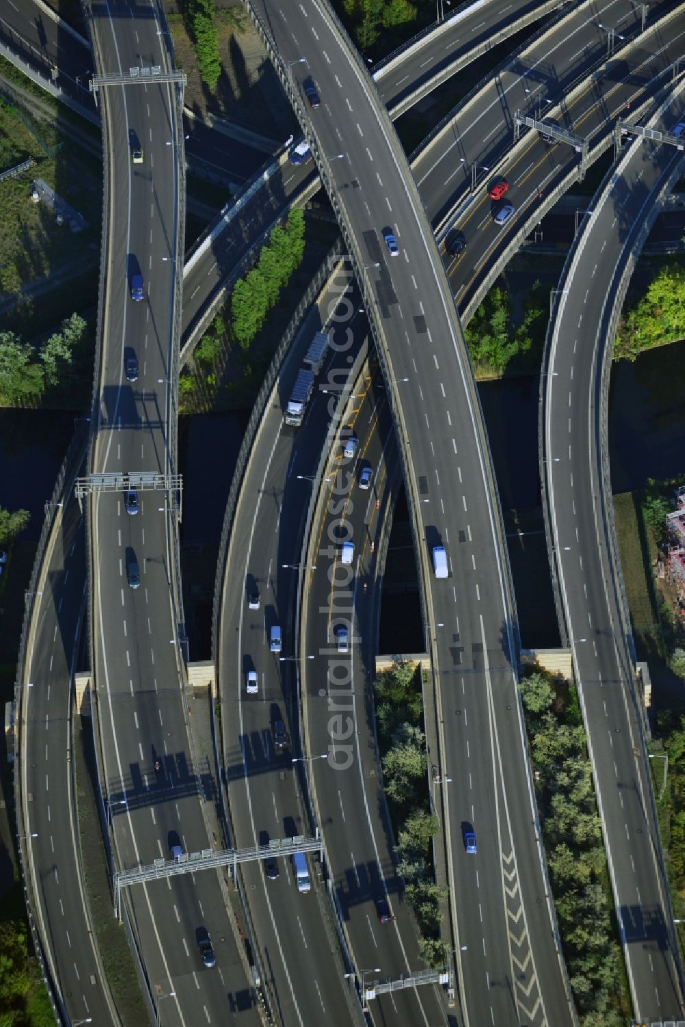 Berlin from above - Areal des Autobahndreieck der Stadtautobahn A100 / A113 im Bereich Grenzallee / Spätstrasse am Sieversufer in Berlin - Neukölln.Area of the junction of the A100 / A113 on border Allee / Spätstreet on Sievers bank in Berlin district Neukölln.