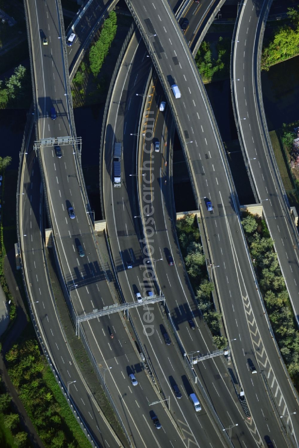 Berlin from the bird's eye view: Areal des Autobahndreieck der Stadtautobahn A100 / A113 im Bereich Grenzallee / Spätstrasse am Sieversufer in Berlin - Neukölln.Area of the junction of the A100 / A113 on border Allee / Spätstreet on Sievers bank in Berlin district Neukölln.