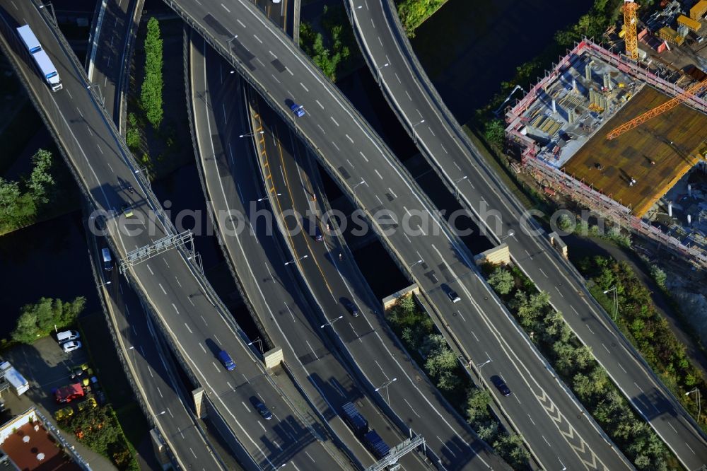 Aerial image Berlin - Areal des Autobahndreieck der Stadtautobahn A100 / A113 im Bereich Grenzallee / Spätstrasse am Sieversufer in Berlin - Neukölln.Area of the junction of the A100 / A113 on border Allee / Spätstreet on Sievers bank in Berlin district Neukölln.