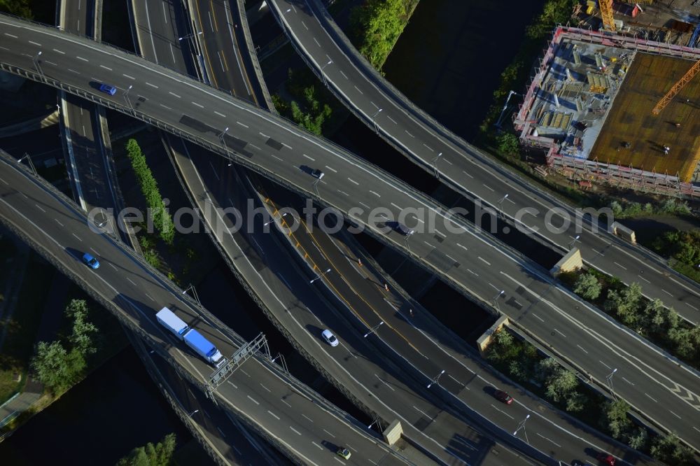 Aerial photograph Berlin - Areal des Autobahndreieck der Stadtautobahn A100 / A113 im Bereich Grenzallee / Spätstrasse am Sieversufer in Berlin - Neukölln.Area of the junction of the A100 / A113 on border Allee / Spätstreet on Sievers bank in Berlin district Neukölln.