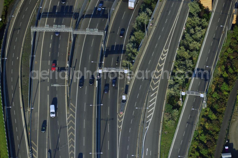 Berlin from above - Areal des Autobahndreieck der Stadtautobahn A100 / A113 im Bereich Grenzallee / Spätstrasse am Sieversufer in Berlin - Neukölln.Area of the junction of the A100 / A113 on border Allee / Spätstreet on Sievers bank in Berlin district Neukölln.