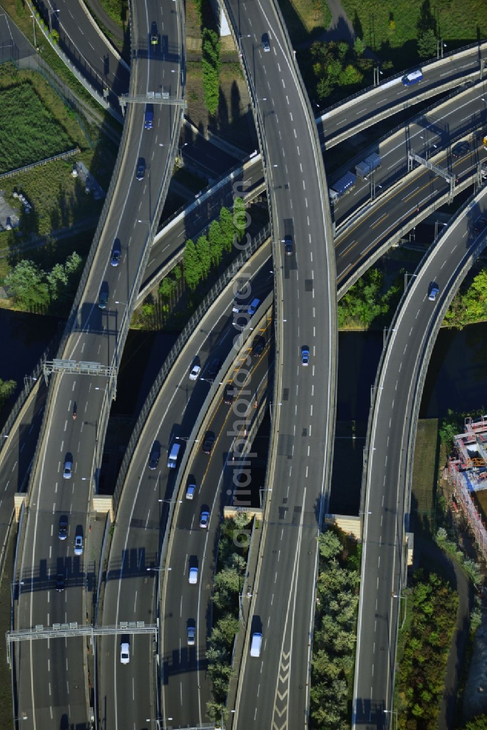 Berlin from the bird's eye view: Areal des Autobahndreieck der Stadtautobahn A100 / A113 im Bereich Grenzallee / Spätstrasse am Sieversufer in Berlin - Neukölln.Area of the junction of the A100 / A113 on border Allee / Spätstreet on Sievers bank in Berlin district Neukölln.