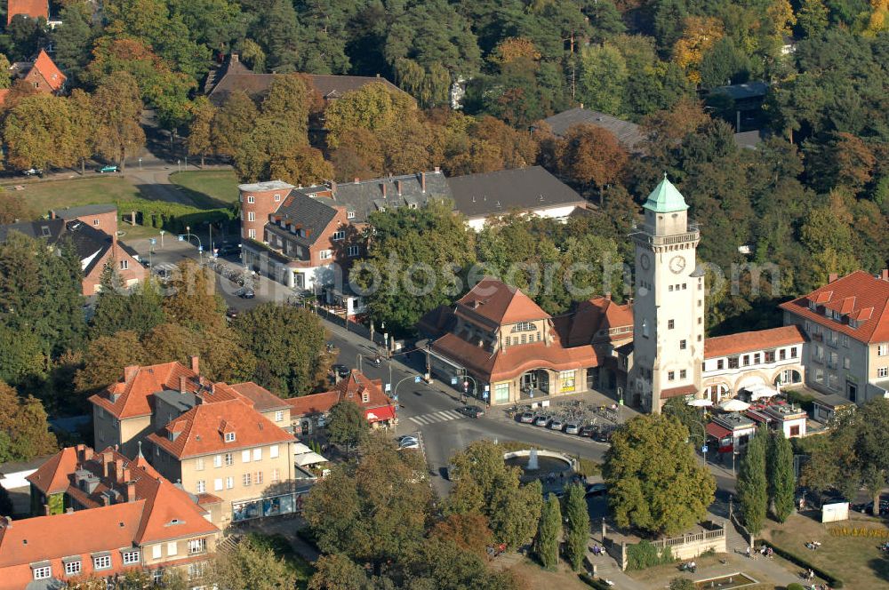 Berlin - Frohnau from above - Blick auf den das Areal am S-Bahnhof Berlin - Frohnau am Ludolfingerplatz , Frohnauer Brücke. Der Casinoturm wurde zwischen 1909 und 1910 als 30 Meter hohes Wahrzeichen des Ortsteils nach einem Entwurf der Architekten Gustav Hart und Alfred Lesser erbaut. Der balkonartige Umgang unterhalb der Turmspitze in einer Höhe von 26,5 Metern ist als Aussichtsplattform gestaltet. Das Bahnhofsgebäude mit dem tief gelegenen Bahnsteig ließ die Eisenbahndirektion Berlin 1908–1910 ebenfalls nach einem Entwurf der Architektengemeinschaft Gustav Hart & Alfred Lesser errichten. Beim Bau der Berliner Mauer 1961 wurde die S-Bahn zwischen den Bahnhöfen Frohnau und Hohen Neuendorf stillgelegt und erst am 31. Mai 1992 wieder eröffnet.