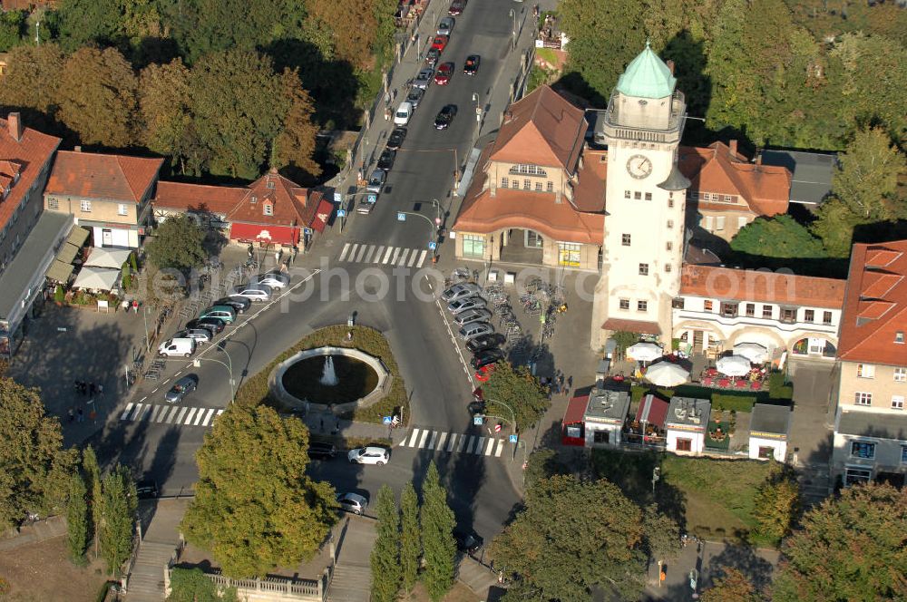 Berlin - Frohnau from above - Blick auf den das Areal am S-Bahnhof Berlin - Frohnau am Ludolfingerplatz , Frohnauer Brücke. Der Casinoturm wurde zwischen 1909 und 1910 als 30 Meter hohes Wahrzeichen des Ortsteils nach einem Entwurf der Architekten Gustav Hart und Alfred Lesser erbaut. Der balkonartige Umgang unterhalb der Turmspitze in einer Höhe von 26,5 Metern ist als Aussichtsplattform gestaltet. Das Bahnhofsgebäude mit dem tief gelegenen Bahnsteig ließ die Eisenbahndirektion Berlin 1908–1910 ebenfalls nach einem Entwurf der Architektengemeinschaft Gustav Hart & Alfred Lesser errichten. Beim Bau der Berliner Mauer 1961 wurde die S-Bahn zwischen den Bahnhöfen Frohnau und Hohen Neuendorf stillgelegt und erst am 31. Mai 1992 wieder eröffnet.