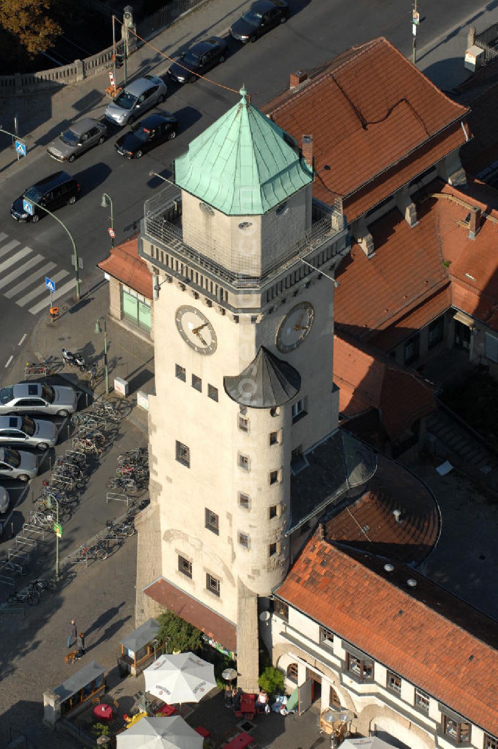 Aerial photograph Berlin - Frohnau - Blick auf den das Areal am S-Bahnhof Berlin - Frohnau am Ludolfingerplatz , Frohnauer Brücke. Der Casinoturm wurde zwischen 1909 und 1910 als 30 Meter hohes Wahrzeichen des Ortsteils nach einem Entwurf der Architekten Gustav Hart und Alfred Lesser erbaut. Der balkonartige Umgang unterhalb der Turmspitze in einer Höhe von 26,5 Metern ist als Aussichtsplattform gestaltet. Das Bahnhofsgebäude mit dem tief gelegenen Bahnsteig ließ die Eisenbahndirektion Berlin 1908–1910 ebenfalls nach einem Entwurf der Architektengemeinschaft Gustav Hart & Alfred Lesser errichten. Beim Bau der Berliner Mauer 1961 wurde die S-Bahn zwischen den Bahnhöfen Frohnau und Hohen Neuendorf stillgelegt und erst am 31. Mai 1992 wieder eröffnet.