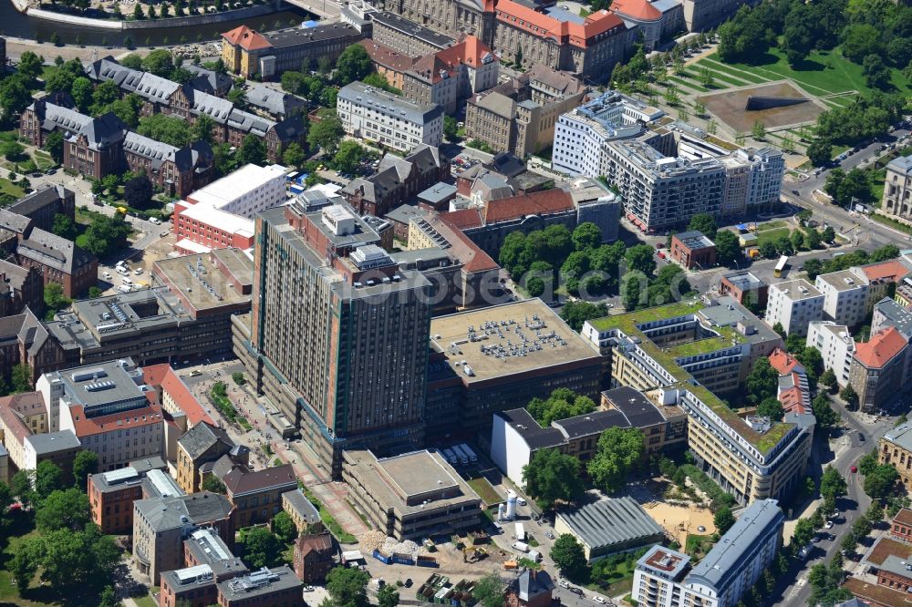 Aerial image Berlin Mitte - Area at the Charité Berlin with the tower of the University Hospital Center in Berlin