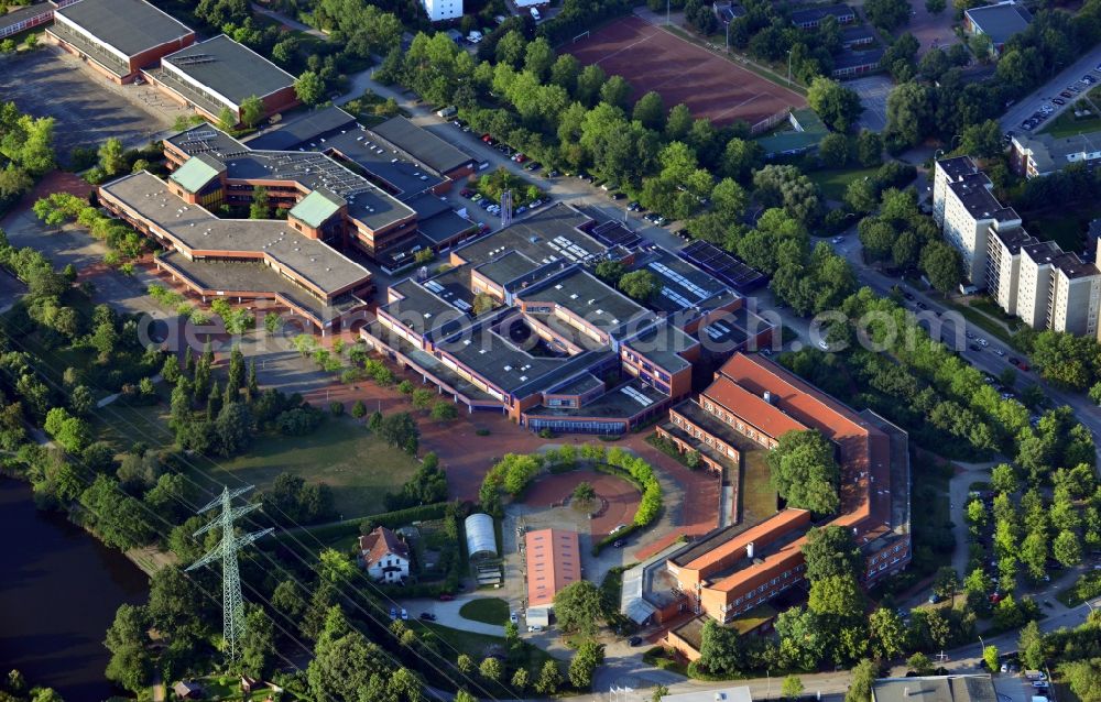 Aerial image Hamburg - View of a building complex of vocational schools at Billwerder Billdeich in Hamburg - Bergedorf. In the German dual system these trade schools provide classes accompanying the regular work during an apprenticeship