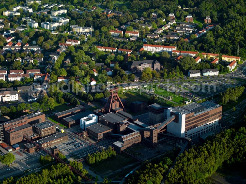 Essen from above - Grounds of the Zeche Zollverein in Essen in the Ruhr area in North Rhine-Westphalia. The Zollverein coal mine in 1986 is a disused coal mine in northern food. Since 2001, the mine and the adjacent Zollverein World Heritage Site by UNESCO. Zollverein is the anchor point of the European Route of Industrial Heritage