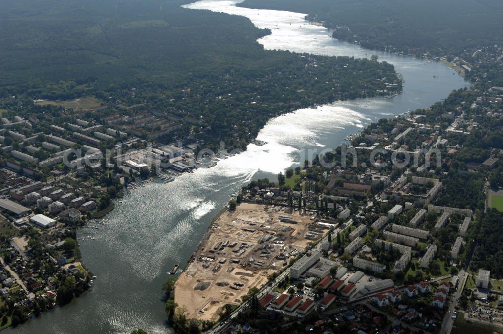 Berlin from above - Blick auf das Areal des ehemaligen VEB Chemiewerk Grünau an der Dahme westlich des Langen See an der Regattastrasse. Auf dem 100.000 qm grossen Grundstück war seit 2007 die Planung für ein neues Wohnviertel mit dem Namen Puerto Verde, Wasserstadt Köpenick. Investor: Chamartín Meermann Immobilien, SpreeKarree, Friedrichstraße 136, 10117 Berlin, Tel. +49(0)30 308775 106 Fax +49(0)30 308775 199, info@chamartín.de