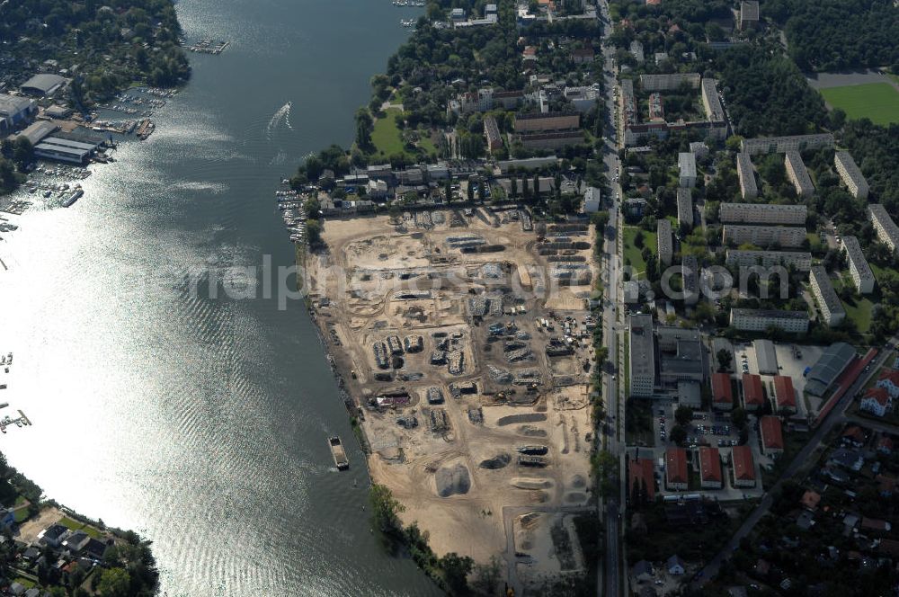 Aerial image Berlin - Blick auf das Areal des ehemaligen VEB Chemiewerk Grünau an der Dahme westlich des Langen See an der Regattastrasse. Auf dem 100.000 qm grossen Grundstück war seit 2007 die Planung für ein neues Wohnviertel mit dem Namen Puerto Verde, Wasserstadt Köpenick. Investor: Chamartín Meermann Immobilien, SpreeKarree, Friedrichstraße 136, 10117 Berlin, Tel. +49(0)30 308775 106 Fax +49(0)30 308775 199, info@chamartín.de