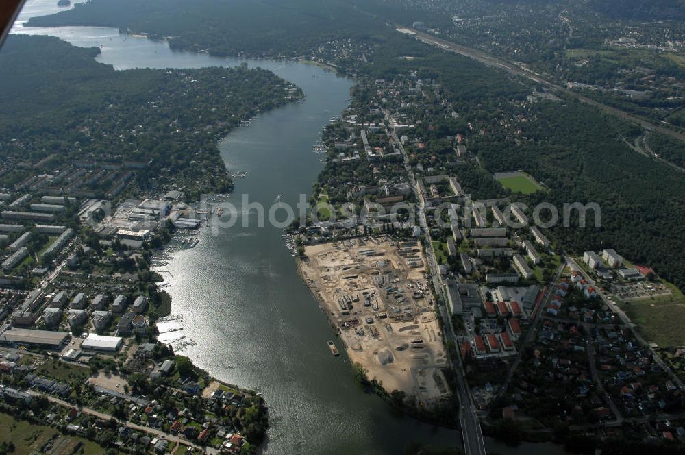 Aerial photograph Berlin - Blick auf das Areal des ehemaligen VEB Chemiewerk Grünau an der Dahme westlich des Langen See an der Regattastrasse. Auf dem 100.000 qm grossen Grundstück war seit 2007 die Planung für ein neues Wohnviertel mit dem Namen Puerto Verde, Wasserstadt Köpenick. Investor: Chamartín Meermann Immobilien, SpreeKarree, Friedrichstraße 136, 10117 Berlin, Tel. +49(0)30 308775 106 Fax +49(0)30 308775 199, info@chamartín.de