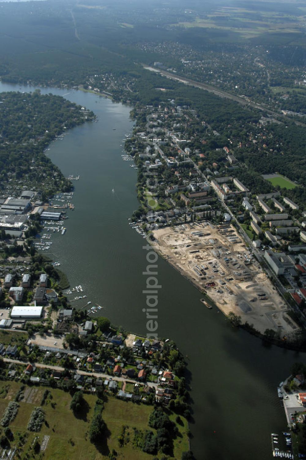 Berlin from above - Blick auf das Areal des ehemaligen VEB Chemiewerk Grünau an der Dahme westlich des Langen See an der Regattastrasse. Auf dem 100.000 qm grossen Grundstück war seit 2007 die Planung für ein neues Wohnviertel mit dem Namen Puerto Verde, Wasserstadt Köpenick. Investor: Chamartín Meermann Immobilien, SpreeKarree, Friedrichstraße 136, 10117 Berlin, Tel. +49(0)30 308775 106 Fax +49(0)30 308775 199, info@chamartín.de