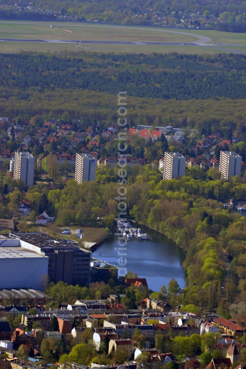 Aerial photograph Berlin Reinickendorf - Area of ??the development area Borsig harbor at Borsig dam for Lake Tegel in Berlin Reinickendorf