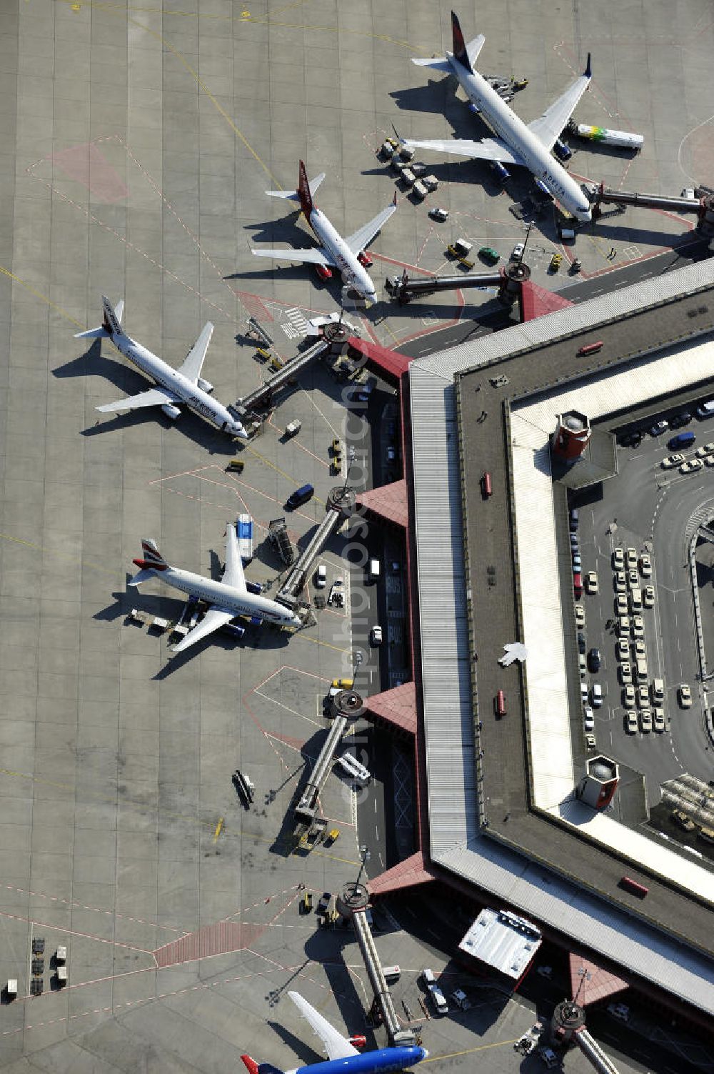 Berlin from the bird's eye view: Blick auf das Areal des Flughafen Berlin- Tegel mit den beiden Start- und Landebahnen. Am Abfertigungsterminal stehen Flugzeuge der DELTA , AIR Berlin und BRITISH AIRWAYS. View of the area of the airport Berlin-Tegel with the two runways. On the Terminal stand aircraft - operated by DELTA, AIR BERLIN and BRITISH AIRWAYS.