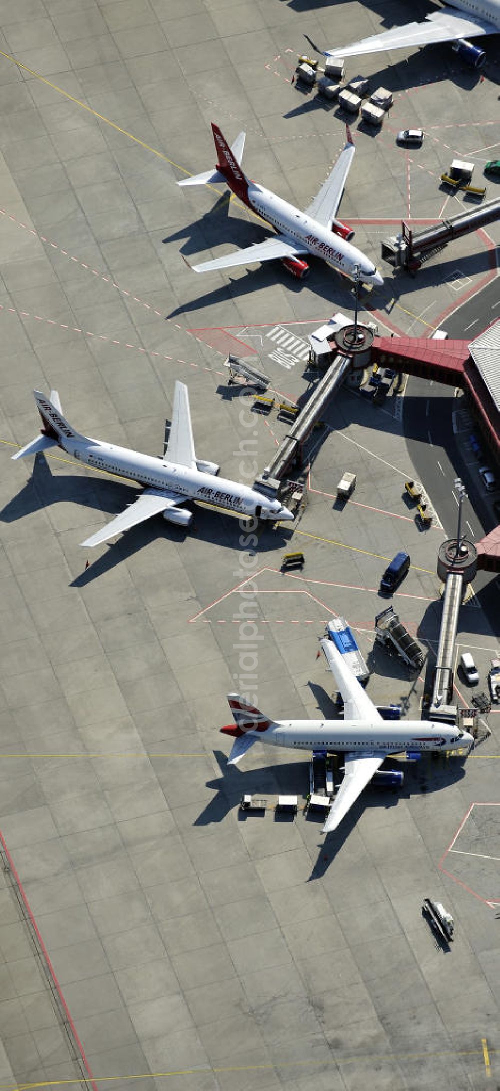 Berlin from the bird's eye view: Blick auf das Areal des Flughafen Berlin- Tegel mit den beiden Start- und Landebahnen. Am Abfertigungsterminal stehen Flugzeuge der DELTA , AIR Berlin und BRITISH AIRWAYS. View of the area of the airport Berlin-Tegel with the two runways. On the Terminal stand aircraft - operated by DELTA, AIR BERLIN and BRITISH AIRWAYS.