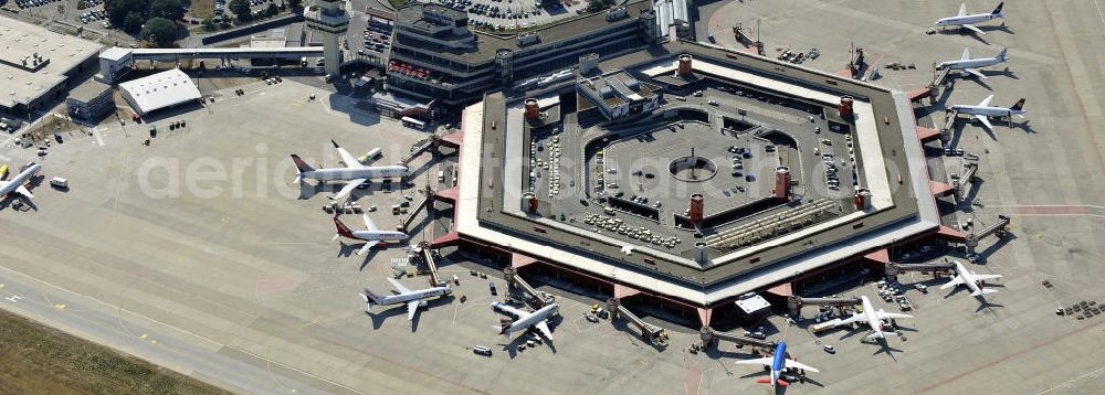 Aerial image Berlin - Blick auf das Areal des Flughafen Berlin- Tegel mit den beiden Start- und Landebahnen. Am Abfertigungsterminal stehen Flugzeuge der DELTA , AIR Berlin und BRITISH AIRWAYS. View of the area of the airport Berlin-Tegel with the two runways. On the Terminal stand aircraft - operated by DELTA, AIR BERLIN and BRITISH AIRWAYS.