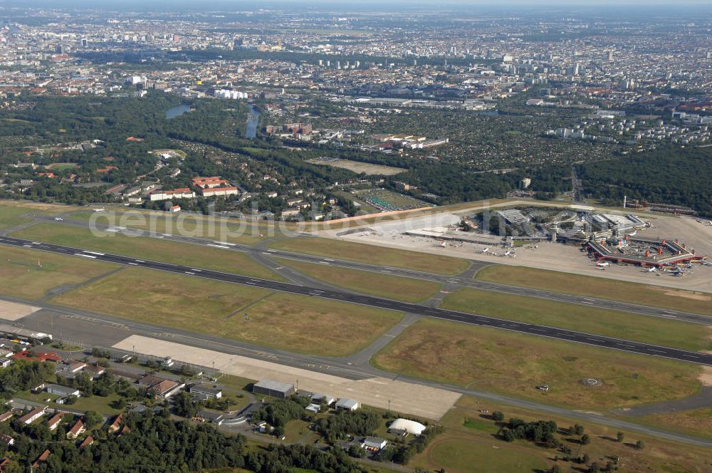 Berlin from the bird's eye view: Blick auf das Areal des Flughafen Berlin- Tegel mit den beiden Start- und Landebahnen. Der Flughafen Berlin-Tegel „Otto Lilienthal“ (IATA-Code: TXL, ICAO-Code: EDDT) ist Verkehrsflughäfen im Großraum Berlin. Im Jahr 2007 wurden hier mehr als 13,3 Millionen Fluggäste abgefertigt; gemessen an den Passagierzahlen lag der Flughafen 2007 damit an vierter Stelle in Deutschland. Betreiber des Flughafens ist die Berliner Flughafen-Gesellschaft. Mit der Fertigstellung des Flughafen Berlin Brandenburg International (BBI) soll der Flughafen Berlin-Tegel geschlossen werden (voraussichtlich im Jahr 2011).